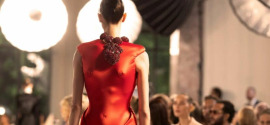 Schiaparelli zima 2026 – med arhivsko dediščino in futurističnim obratom