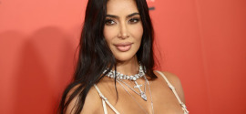 Kim Kardashian in nova obsedenost z nočno estetiko: obrazni trak, ki oblikuje obraz (in našo samopodobo)