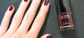 Rouge Noir: kultna Chanel barva nohtov, ki je že 30 let sinonim za šik eleganco